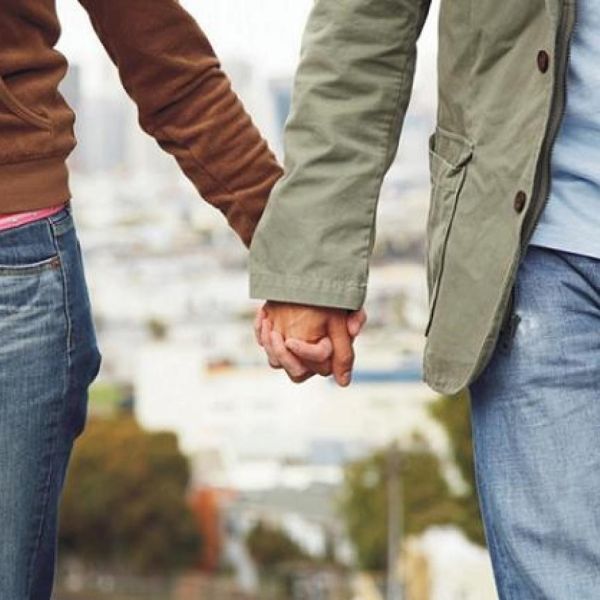 File:Pareja-de-la-mano-blog.jpg