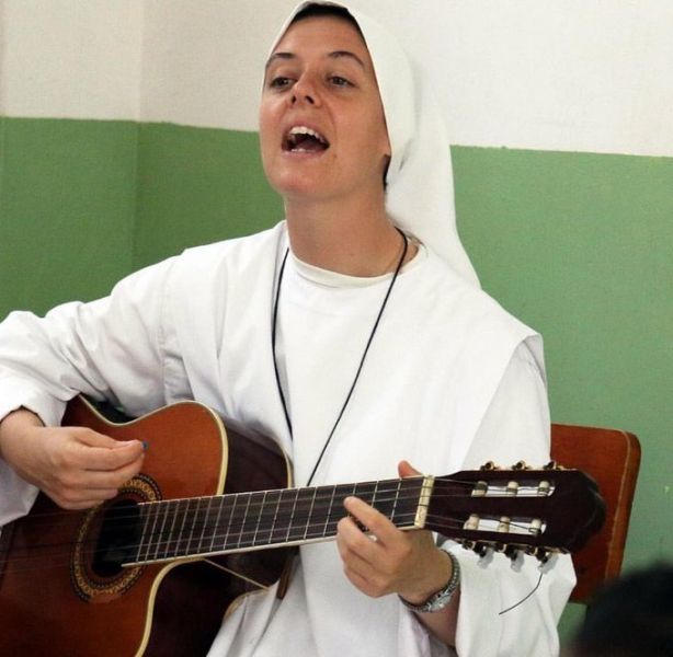 File:Hermana Clare - Guitarra.jpg